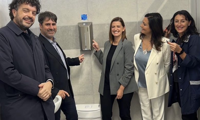 Prima installazione nelle scuole perugine del “tampon box” 2 Prima installazione nelle scuole perugine del “tampon box” 1