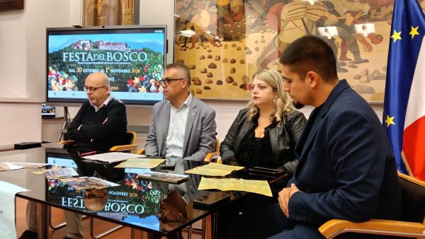 Montone si veste d’autunno: al via la 42ª Festa del Bosco tra sapori, natura e spettacoli 38 Montone si veste d’autunno: al via la 42ª Festa del Bosco tra sapori, natura e spettacoli 37