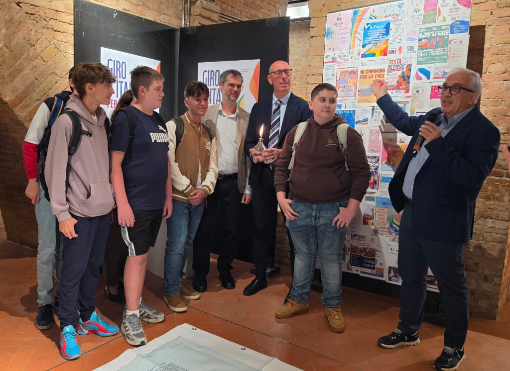 Perugia celebra 40 anni di impegno per la pace: inaugurata la mostra “La pace è un duro lavoro” 10 Perugia celebra 40 anni di impegno per la pace: inaugurata la mostra “La pace è un duro lavoro” 9