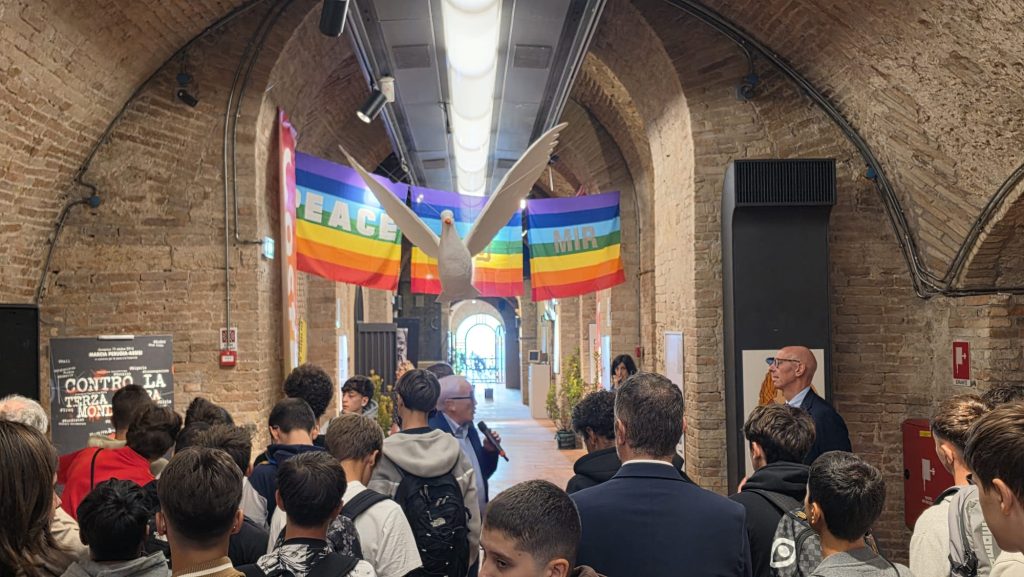 Perugia celebra 40 anni di impegno per la pace: inaugurata la mostra “La pace è un duro lavoro” 14 Perugia celebra 40 anni di impegno per la pace: inaugurata la mostra “La pace è un duro lavoro” 13
