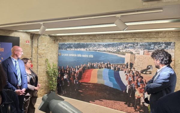 Perugia celebra 40 anni di impegno per la pace: inaugurata la mostra “La pace è un duro lavoro” 24 Perugia celebra 40 anni di impegno per la pace: inaugurata la mostra “La pace è un duro lavoro” 23