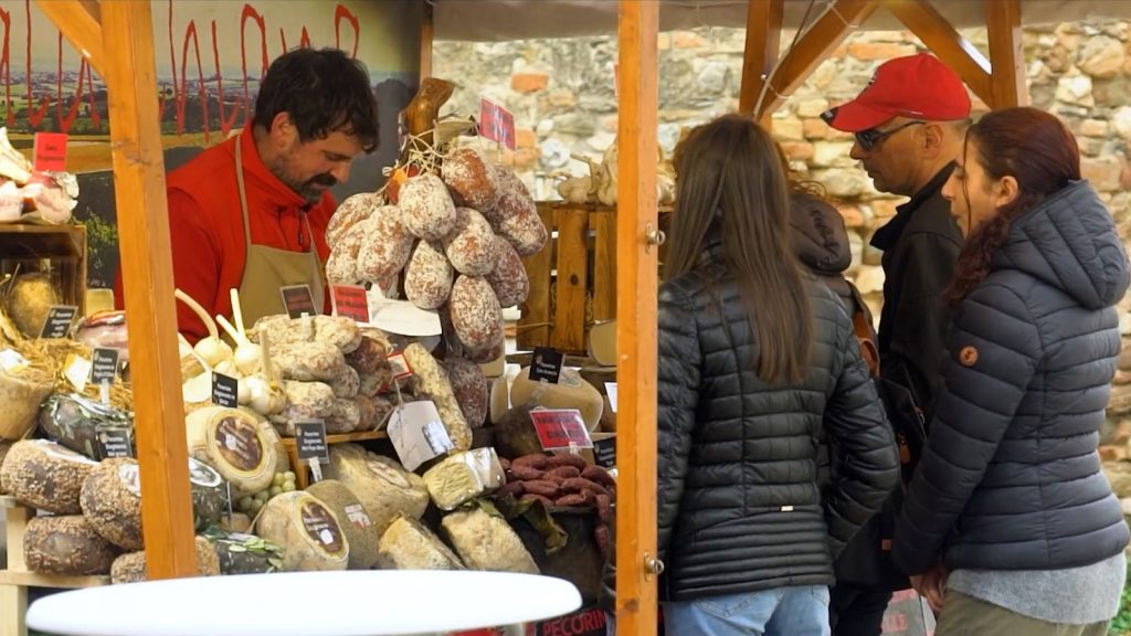Montone si veste d’autunno: al via la 42ª Festa del Bosco tra sapori, natura e spettacoli 20 Montone si veste d’autunno: al via la 42ª Festa del Bosco tra sapori, natura e spettacoli 19