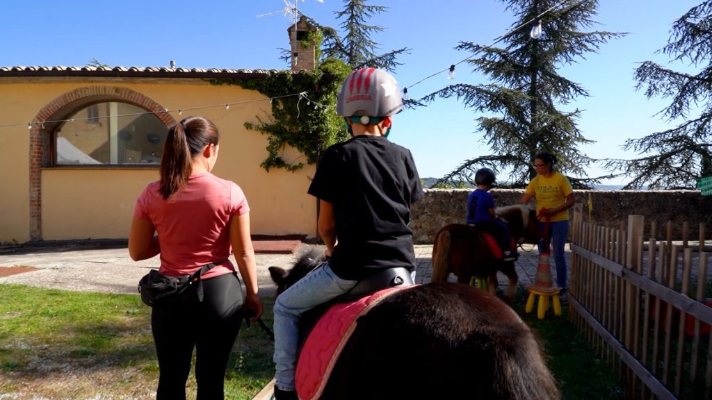 Montone si veste d’autunno: al via la 42ª Festa del Bosco tra sapori, natura e spettacoli 28 Montone si veste d’autunno: al via la 42ª Festa del Bosco tra sapori, natura e spettacoli 27