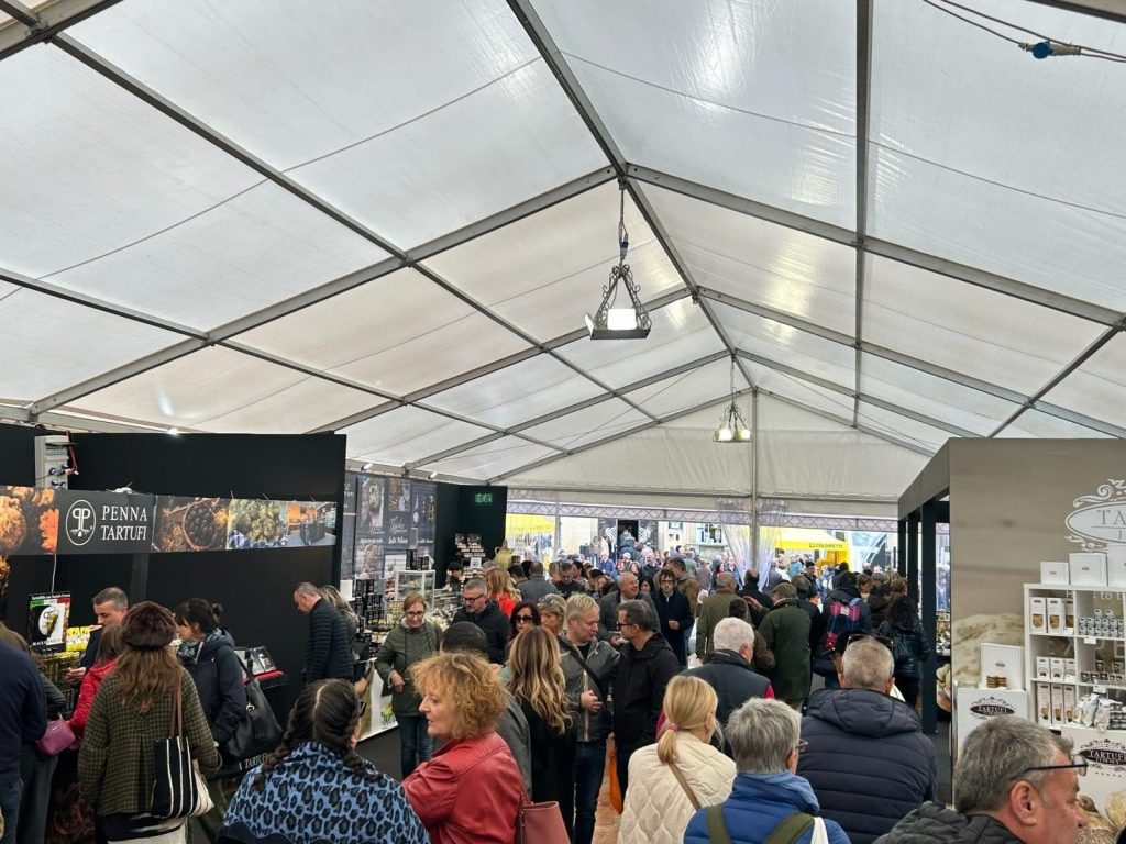 Torna il Salone Nazionale del tartufo bianco per tre weekend a Città di Castello 30 Torna il Salone Nazionale del tartufo bianco per tre weekend a Città di Castello 29