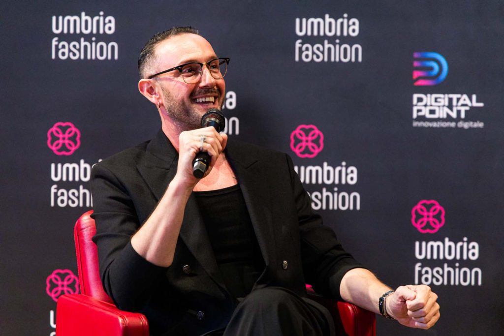 Umbria Fashion, la Sala dei Notari si accende tra alta moda, giovani talenti e solidarietà 4 Umbria Fashion, la Sala dei Notari si accende tra alta moda, giovani talenti e solidarietà 3