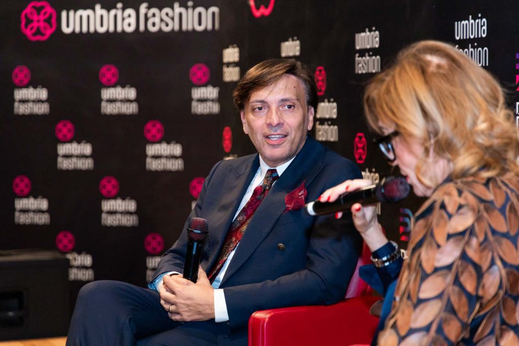 Umbria Fashion, la Sala dei Notari si accende tra alta moda, giovani talenti e solidarietà 8 Umbria Fashion, la Sala dei Notari si accende tra alta moda, giovani talenti e solidarietà 7