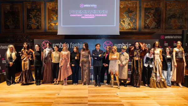 Umbria Fashion, la Sala dei Notari si accende tra alta moda, giovani talenti e solidarietà 46 Umbria Fashion, la Sala dei Notari si accende tra alta moda, giovani talenti e solidarietà 45