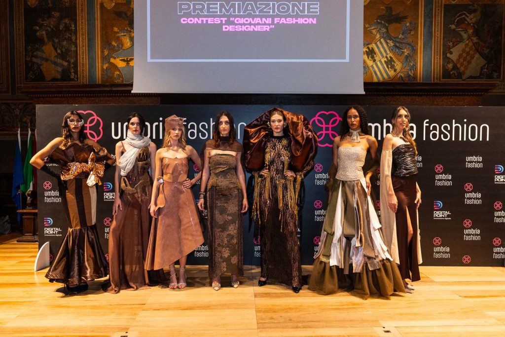 Umbria Fashion, la Sala dei Notari si accende tra alta moda, giovani talenti e solidarietà 12 Umbria Fashion, la Sala dei Notari si accende tra alta moda, giovani talenti e solidarietà 11