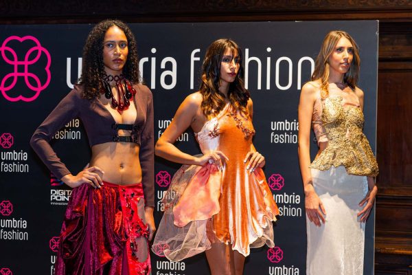 Umbria Fashion, la Sala dei Notari si accende tra alta moda, giovani talenti e solidarietà 50 Umbria Fashion, la Sala dei Notari si accende tra alta moda, giovani talenti e solidarietà 49