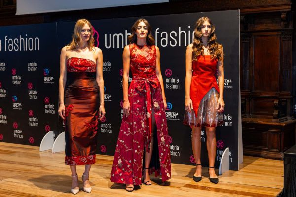 Umbria Fashion, la Sala dei Notari si accende tra alta moda, giovani talenti e solidarietà 52 Umbria Fashion, la Sala dei Notari si accende tra alta moda, giovani talenti e solidarietà 51