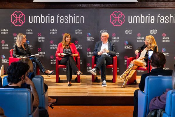 Umbria Fashion, la Sala dei Notari si accende tra alta moda, giovani talenti e solidarietà 56 Umbria Fashion, la Sala dei Notari si accende tra alta moda, giovani talenti e solidarietà 55