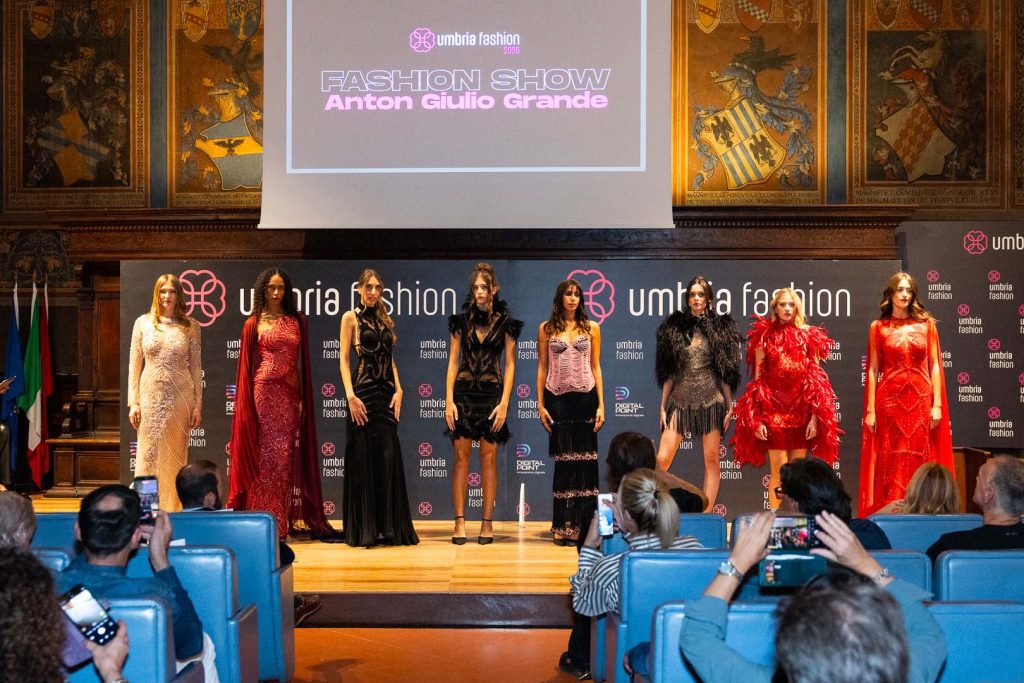 Umbria Fashion, la Sala dei Notari si accende tra alta moda, giovani talenti e solidarietà 22 Umbria Fashion, la Sala dei Notari si accende tra alta moda, giovani talenti e solidarietà 21