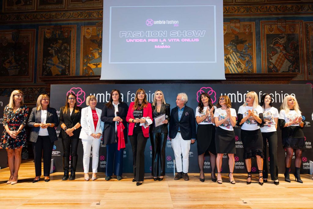 Umbria Fashion, la Sala dei Notari si accende tra alta moda, giovani talenti e solidarietà 24 Umbria Fashion, la Sala dei Notari si accende tra alta moda, giovani talenti e solidarietà 23