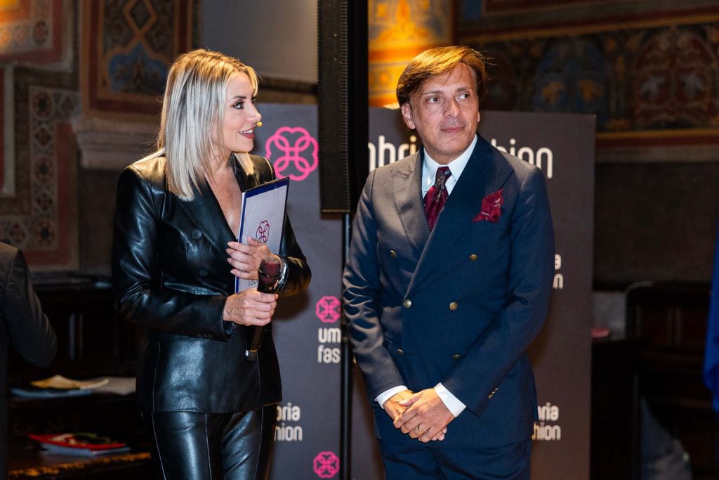 Umbria Fashion, la Sala dei Notari si accende tra alta moda, giovani talenti e solidarietà 30 Umbria Fashion, la Sala dei Notari si accende tra alta moda, giovani talenti e solidarietà 29