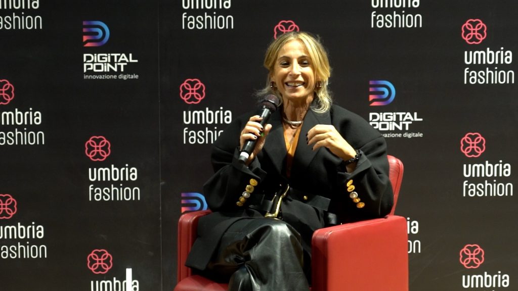 Umbria Fashion, la Sala dei Notari si accende tra alta moda, giovani talenti e solidarietà 32 Umbria Fashion, la Sala dei Notari si accende tra alta moda, giovani talenti e solidarietà 31