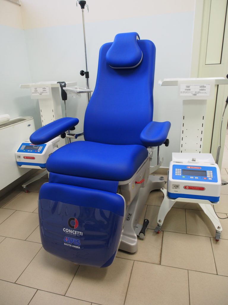 All'Ospedale di Assisi una nuova poltrona per migliorare la sicurezza dei donatori di sangue 4 All'Ospedale di Assisi una nuova poltrona per migliorare la sicurezza dei donatori di sangue 3