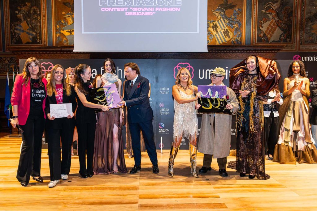 Umbria Fashion, la Sala dei Notari si accende tra alta moda, giovani talenti e solidarietà 36 Umbria Fashion, la Sala dei Notari si accende tra alta moda, giovani talenti e solidarietà 35
