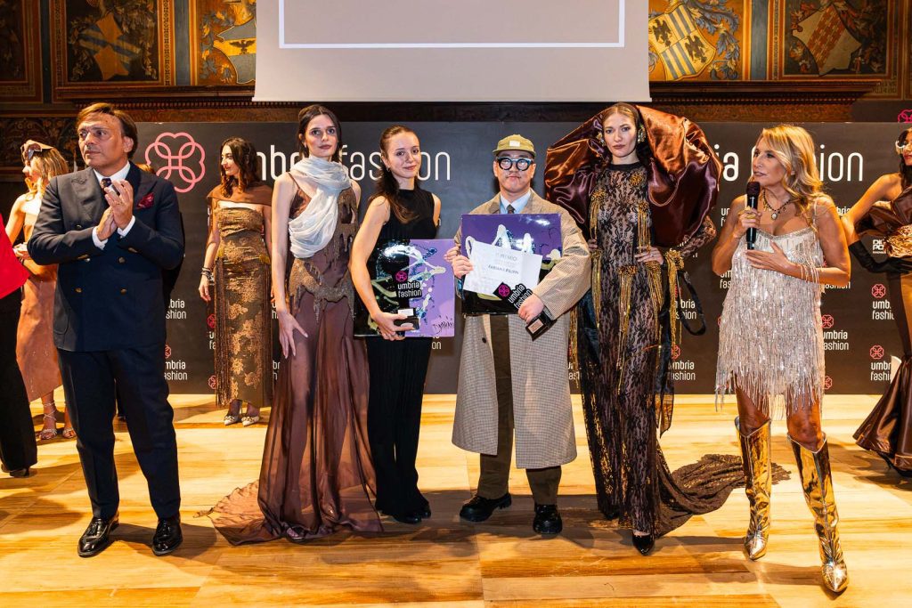 Umbria Fashion, la Sala dei Notari si accende tra alta moda, giovani talenti e solidarietà 38 Umbria Fashion, la Sala dei Notari si accende tra alta moda, giovani talenti e solidarietà 37