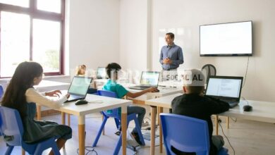 confident teacher explaining lesson to pupils scaled