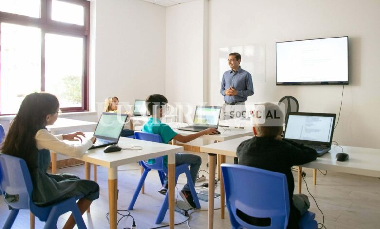 Scuola, come cambiano le regole con la fine dello stato di emergenza 1 confident teacher explaining lesson to pupils scaled