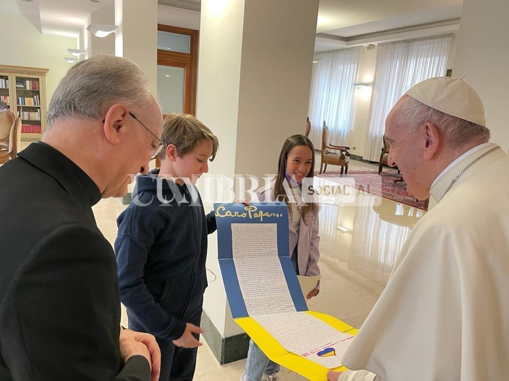 PerugiAssisi, Flavio Lotti consegna a Papa Francesco oltre 655.000 firme contro la guerra in Ucraina 2