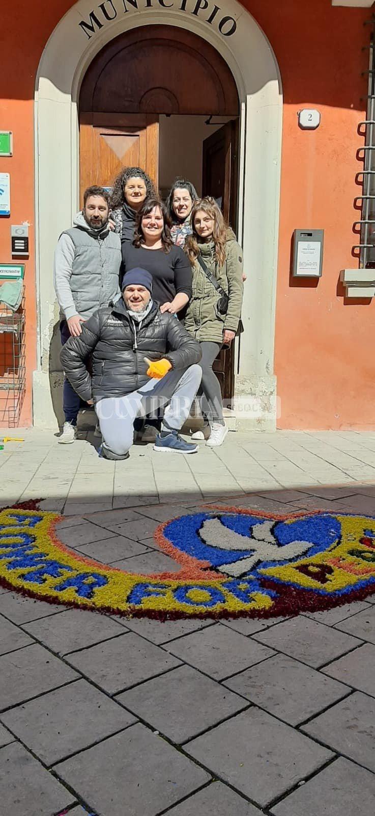 Un'infiorata per la pace, anche Cannara si è unita all'appello di Infioritalia 3 Un'infiorata per la pace, anche Cannara si è unita all'appello di Infioritalia 2