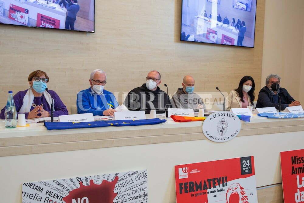 Marcia PerugiAssisi, in cammino con il messaggio di Papa Francesco: "Fermatevi! La guerra è una follia" 3 Marcia PerugiAssisi, in cammino con il messaggio di Papa Francesco: "Fermatevi! La guerra è una follia" 2