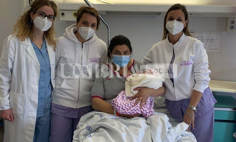 Ospedale Città di Castello, bimba non aspetta e nasce nel parcheggio 1 bimba e mamma