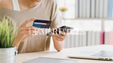 Truffe e-commerce dal valore di circa 100 mila euro, cinque arresti 2 beautiful asian woman using smartphone buying online shopping scaled