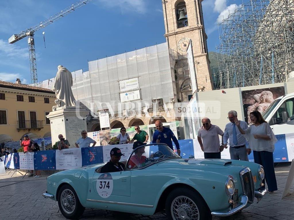 Norcia, la Mille Miglia ha sfilato di fronte alla basilica di San Benedetto 3 Norcia, la Mille Miglia ha sfilato di fronte alla basilica di San Benedetto 2