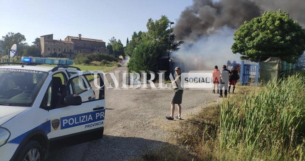 Grave incendio a Mugnano, Vigili del Fuoco al lavoro (video) 1