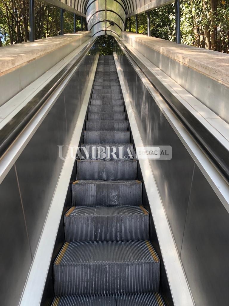 Assisi, dopo anni torna funzionante la scala mobile del parcheggio Porta Nuova (foto) 2