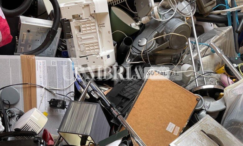 Cinque quintali di rifiuti elettrici ed elettronici trasportati senza autorizzazione: denunciati in due 1 john cameron 7zocFMzvbpc unsplash