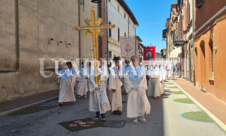 Torgiano, infiorate del Corpus Domini e mercato dell’antiquariato 1 processione corpus domini scaled