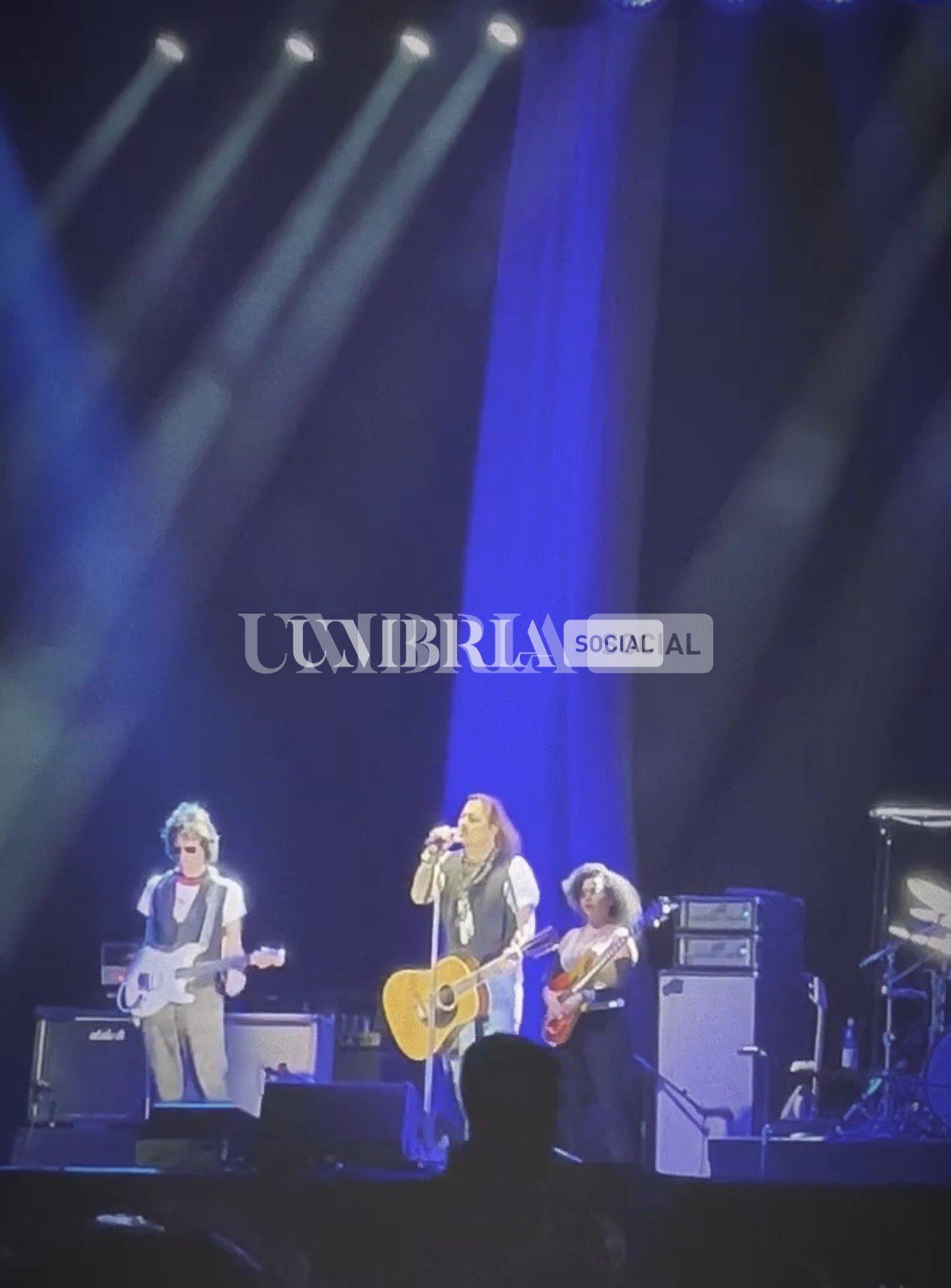 Umbria Jazz abbraccia Johnny Depp e Jeff Beck: grande successo all’Arena Santa Giuliana (foto) 3 Umbria Jazz abbraccia Johnny Depp e Jeff Beck: grande successo all’Arena Santa Giuliana (foto) 2