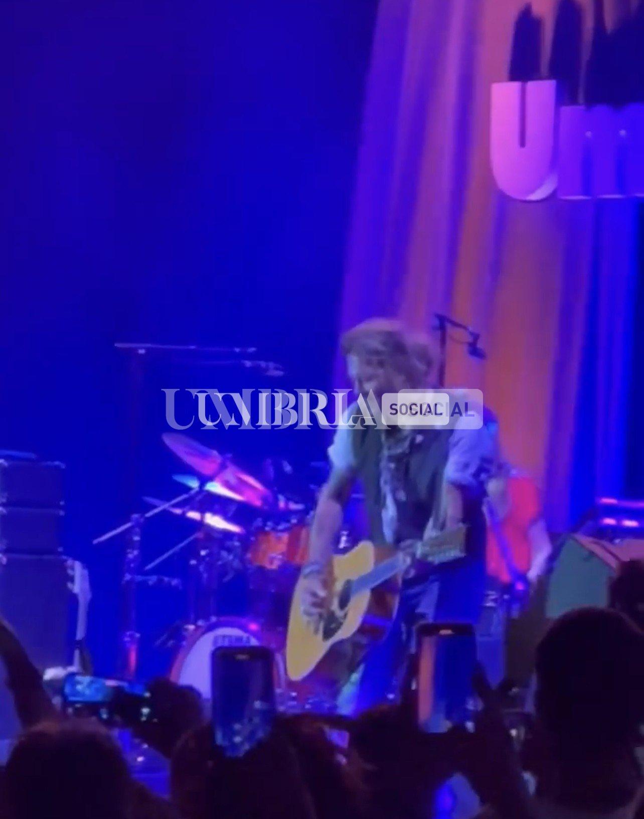 Umbria Jazz abbraccia Johnny Depp e Jeff Beck: grande successo all’Arena Santa Giuliana (foto) 5 Umbria Jazz abbraccia Johnny Depp e Jeff Beck: grande successo all’Arena Santa Giuliana (foto) 4