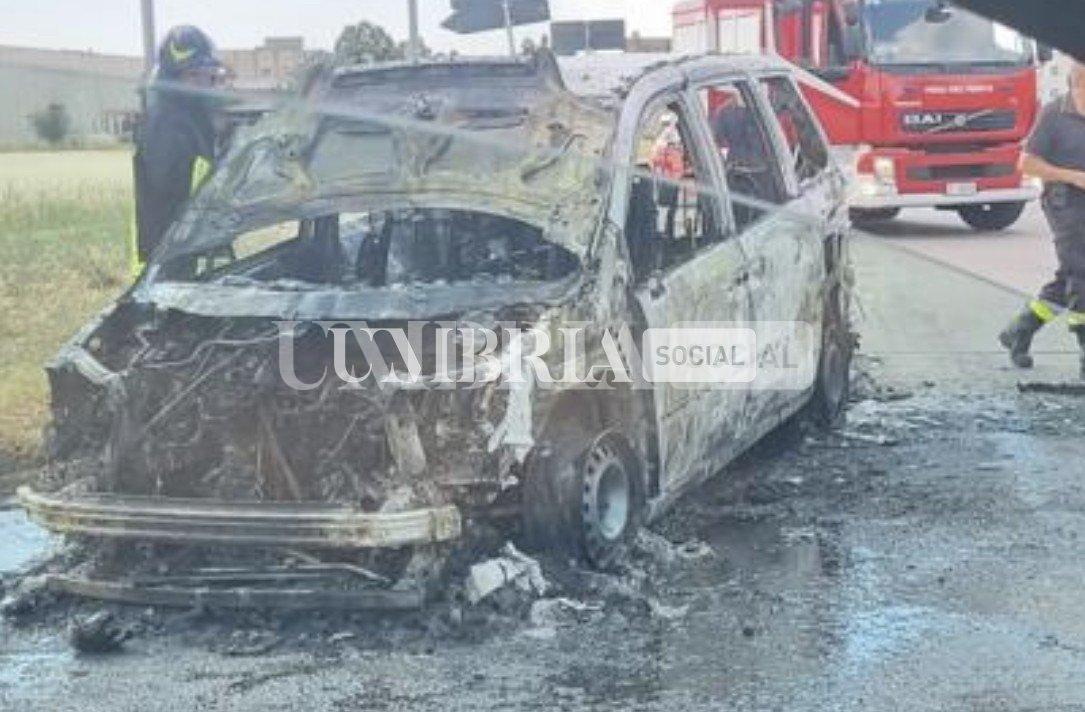 L'Umbria continua a bruciare, anche oggi diversi incendi in varie aree della regione 3 L'Umbria continua a bruciare, anche oggi diversi incendi in varie aree della regione 2