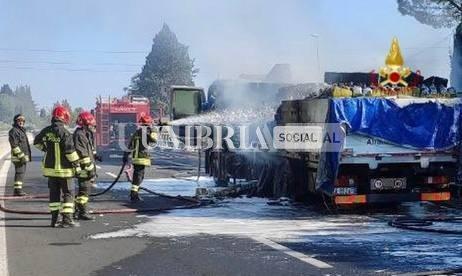 Mezzo pesante in fiamme sulla SS 75, sul posto i pompieri di Assisi e Foligno (foto + video) 1 WhatsApp Image 2022 07 14 at 18.34.21