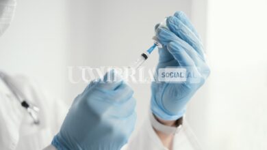 Vaccino anti-covid e antinfluenzale in farmacia, nuovo accordo con la Regione 13 doctor getting ready vaccine patient scaled