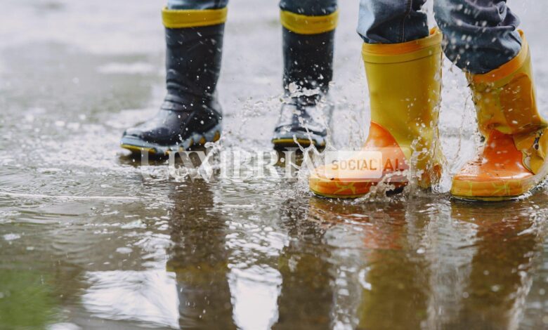 Umbria, temperature in calo e pioggia: 'Caronte' se ne va, siamo pronti ad affrontare il maltempo? 1 funny kids rain boots playing with paper ship by puddle scaled