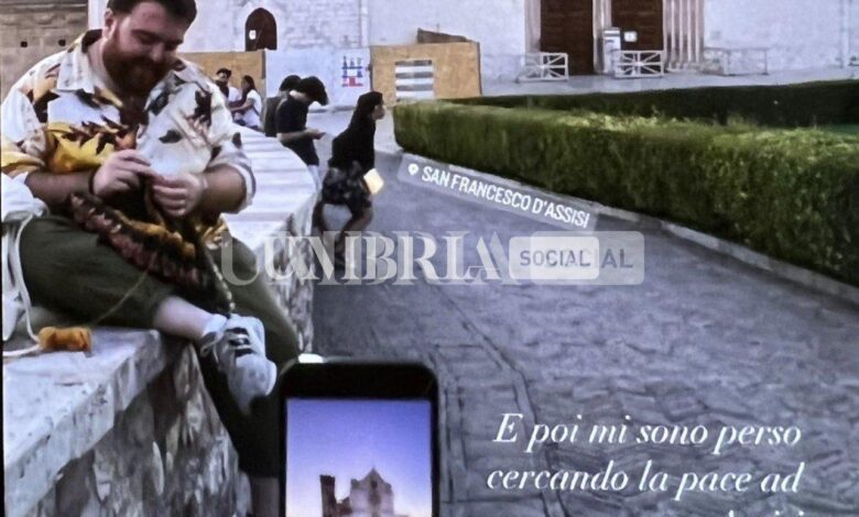 Italo Marseglia con il suo "Uncinetto in tour" è arrivato anche in Umbria (foto) 1 351FDAD6 C27D 4F0B BBD1 C3D5BC74A0F5