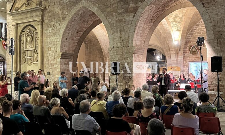 Spello città d’arte e dei fiori, consegnati i premi del concorso “Finestre, balconi e vicoli fioriti” (foto) 1 D1F85315 5596 408C 98E8 7D4385DC9A68 scaled