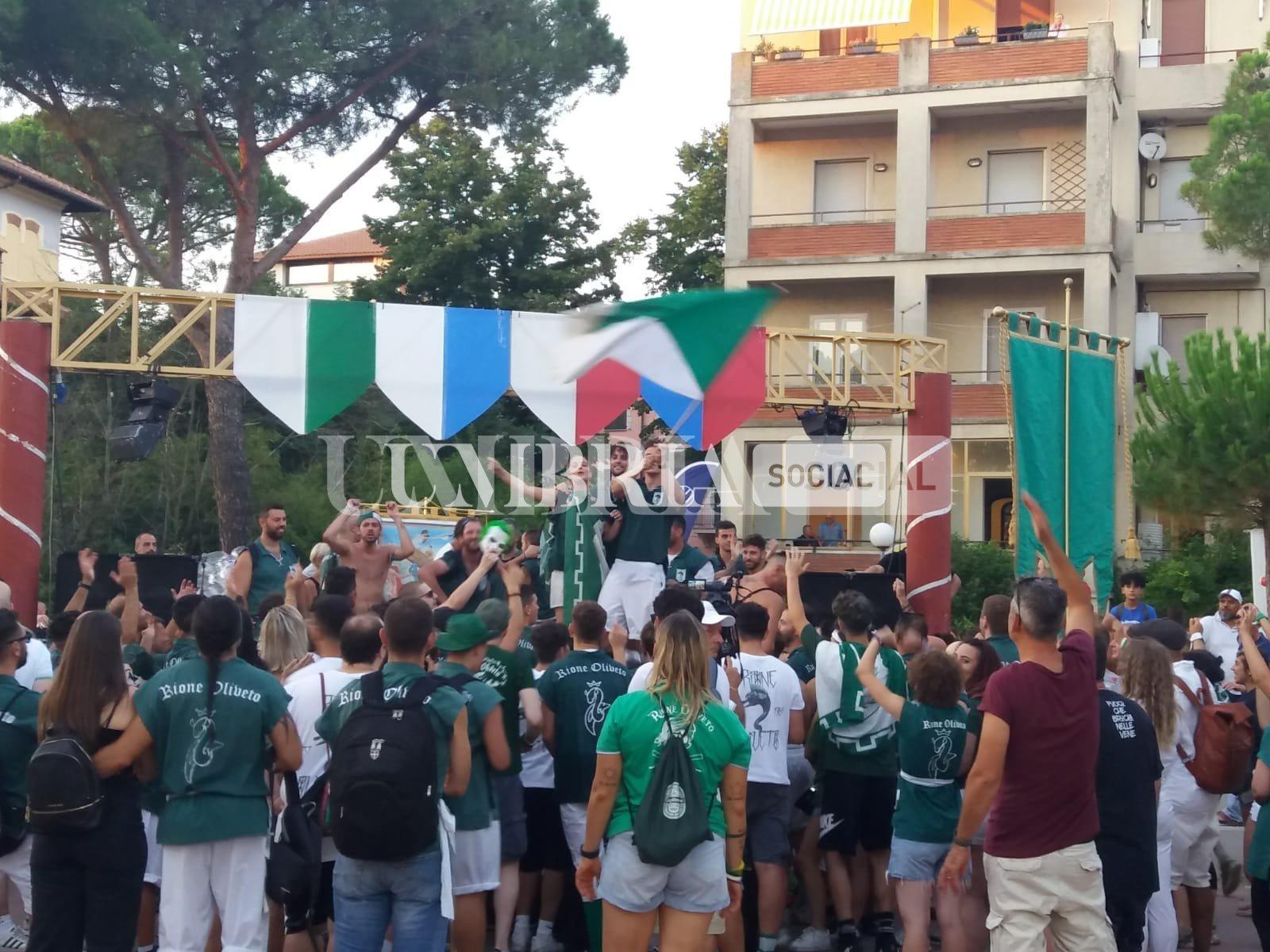 Passignano, il rione Oliveto vince il Palio delle barche 4