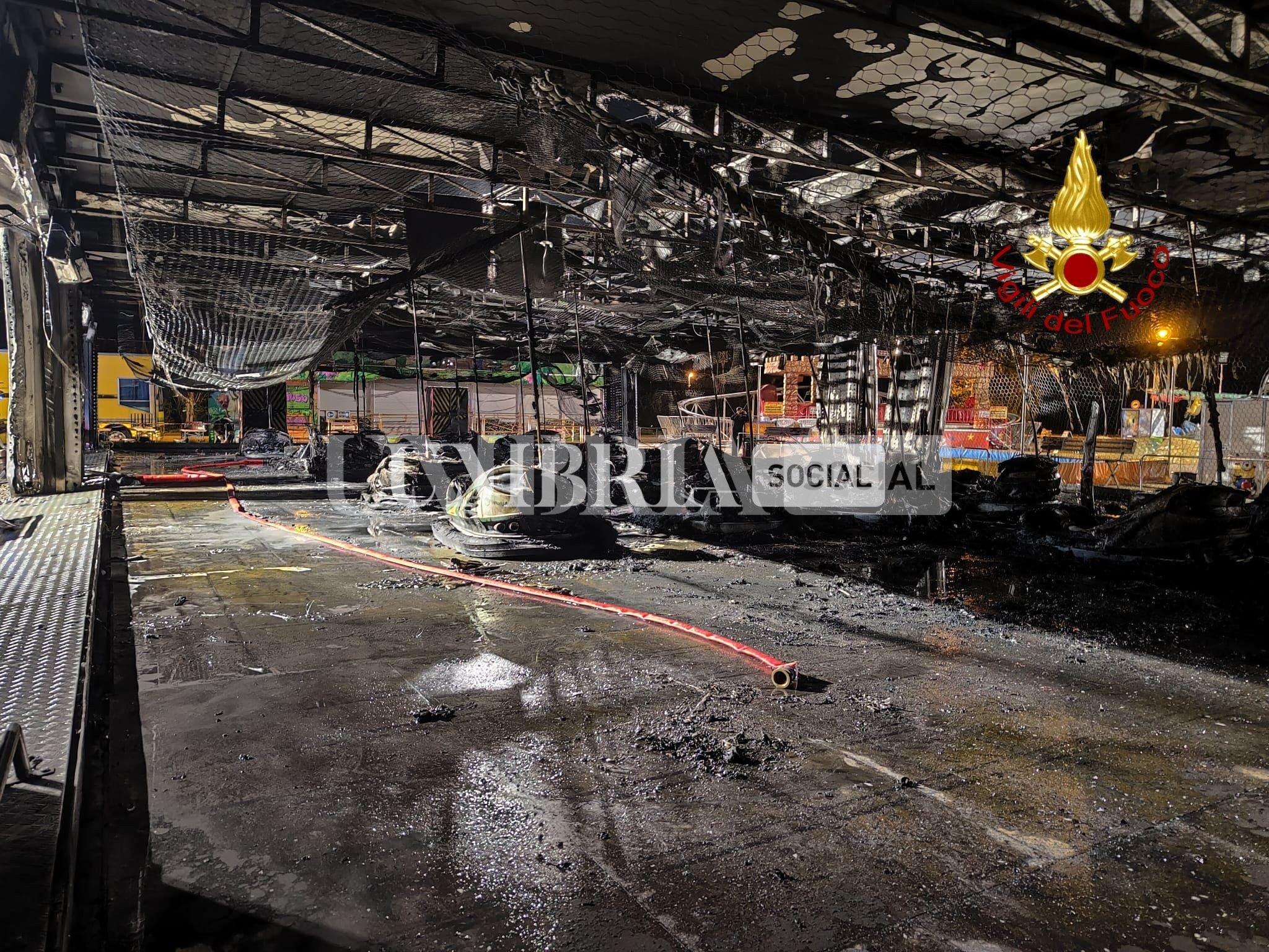 Incendio nella notte al Luna Park di Spoleto, distrutta la pista degli autoscontri 3 Incendio nella notte al Luna Park di Spoleto, distrutta la pista degli autoscontri 2