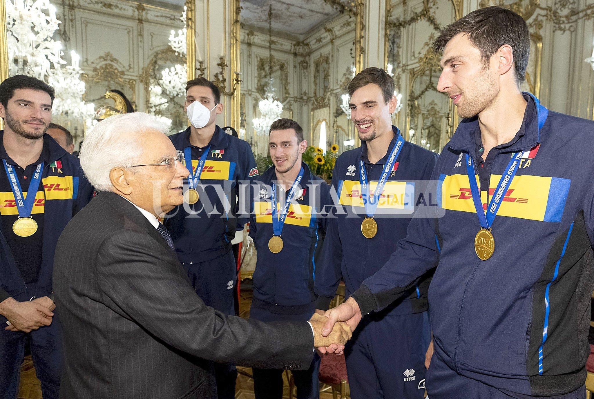 Pallavolo, gli azzurri ricevuti da Mattarella e Draghi dopo il successo mondiale 4