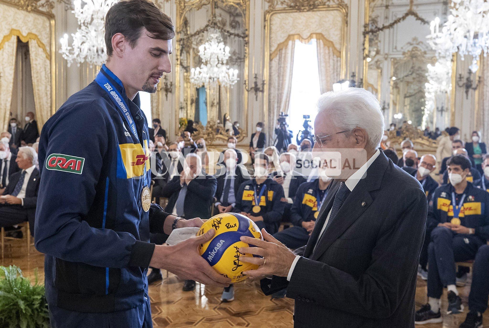 Pallavolo, gli azzurri ricevuti da Mattarella e Draghi dopo il successo mondiale 2