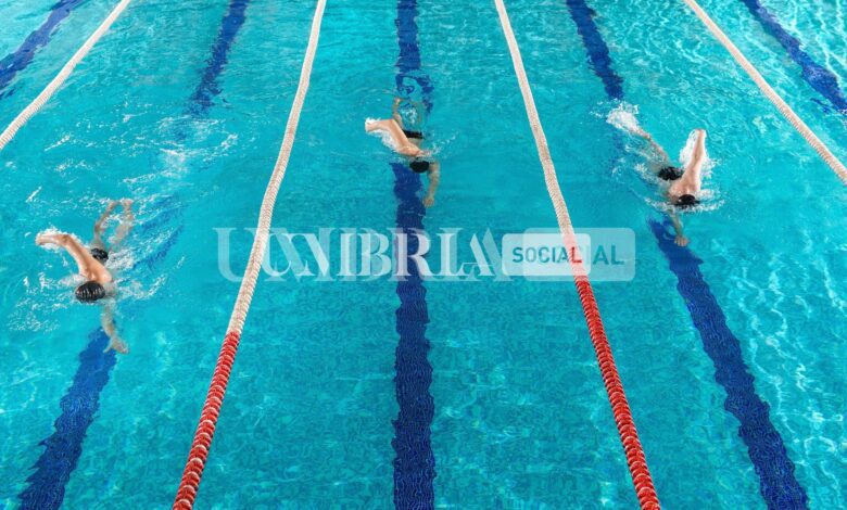 Energia elettrica e gas troppo cari, chiude la piscina di San Giustino 1 three male swimmers racing against each other scaled