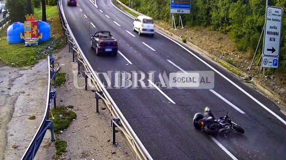 Causa un incidente, un motociclista chiede aiuto ma lui scappa 3 Causa un incidente, un motociclista chiede aiuto ma lui scappa 2