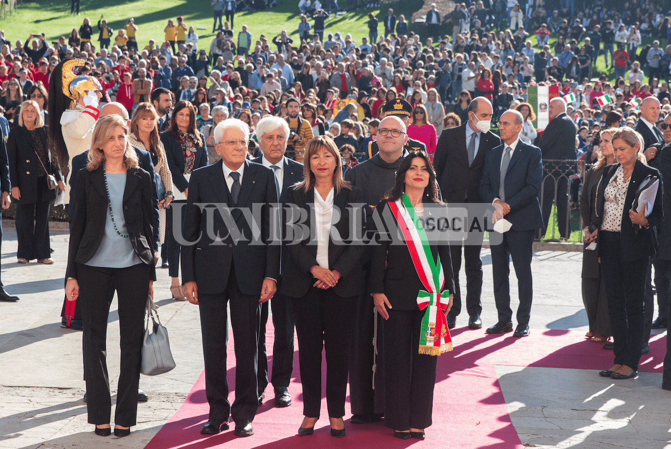 Festa di San Francesco Patrono d'Italia, Sergio Mattarella accende la lampada votiva (foto) 3 Festa di San Francesco Patrono d'Italia, Sergio Mattarella accende la lampada votiva (foto) 2