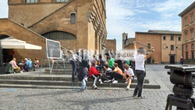 i ragazzi in Piazza del Popolo a Orvieto2